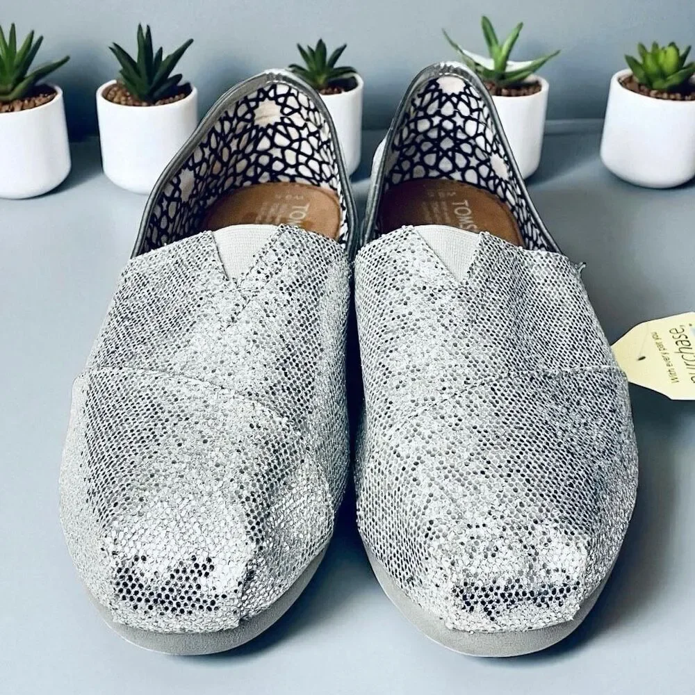 NWT Gorgeous TOMS 9.5 Silver Glitter Sparkly Alpargatas Flat Loafers Comfy Shoes